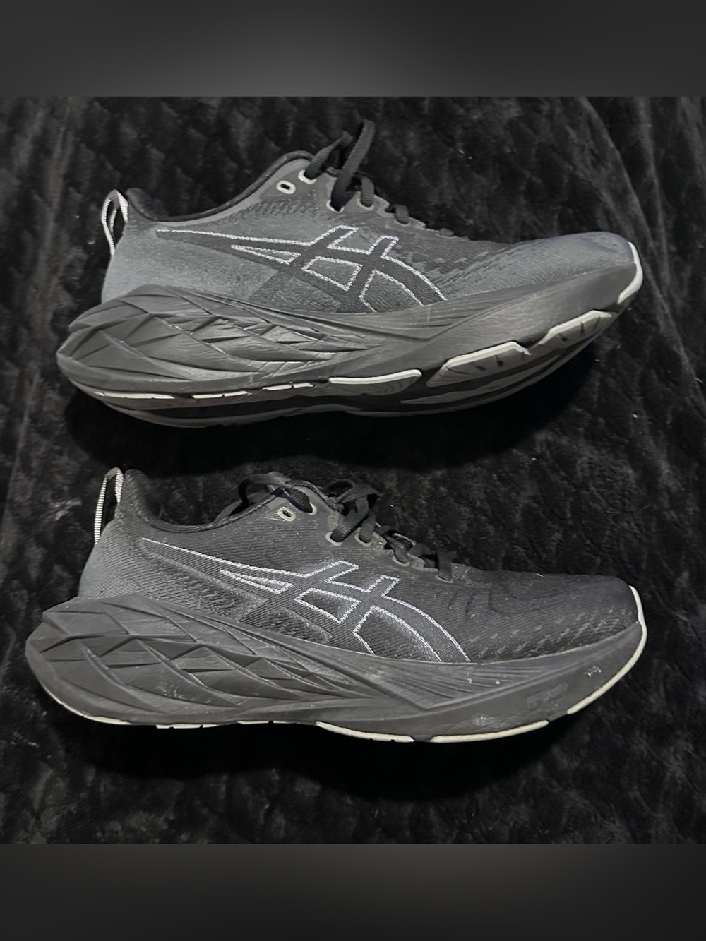 ASICS Novablast 4 Black and Graphite